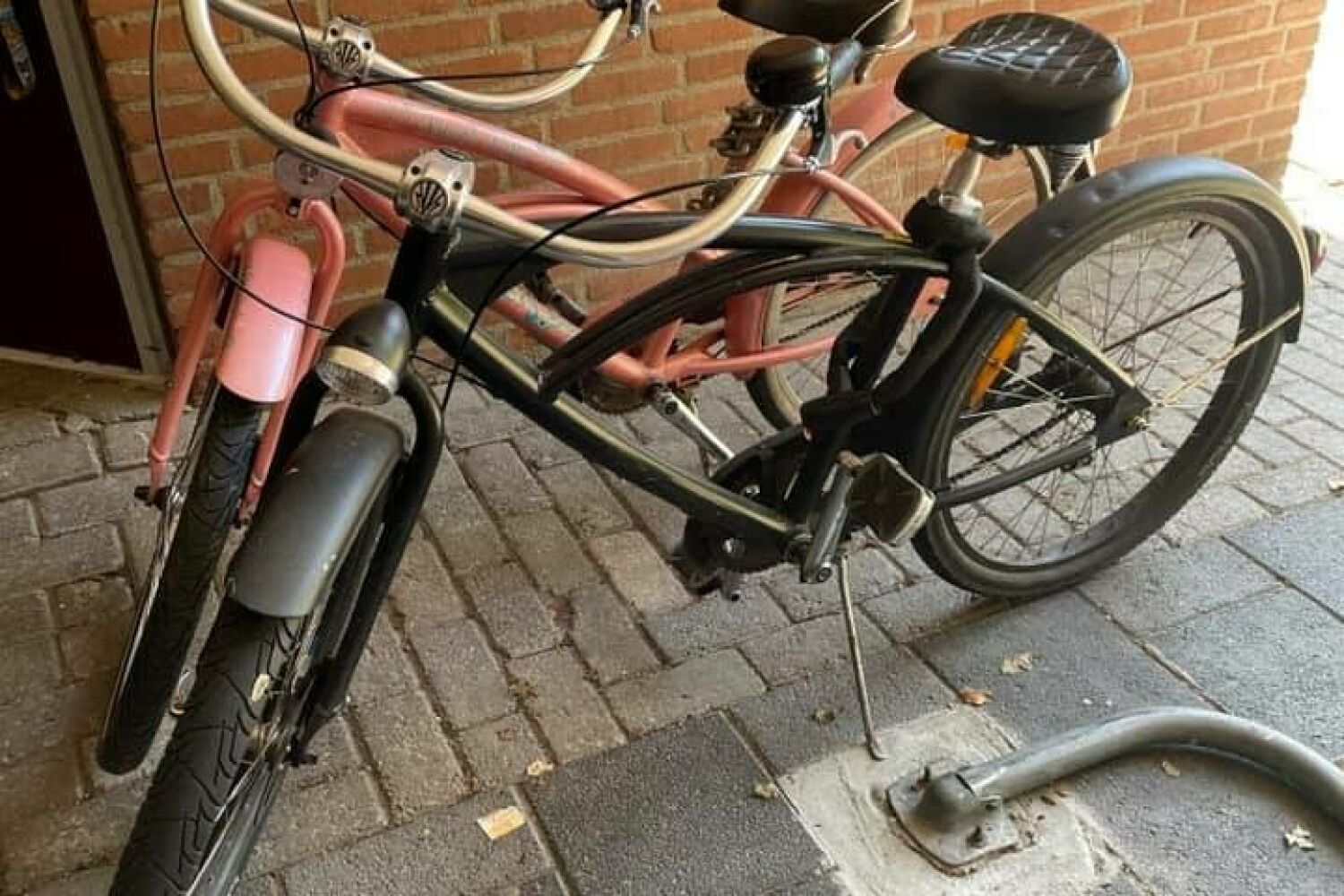 Referendum Arrangement Ophef Kustom kruiser bikes: The black lowrider & French kitty Bike - Tweedehands  Stadsfiets - Bikaroo