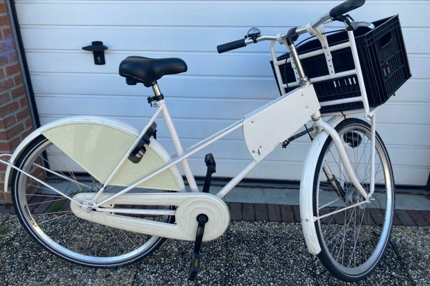 Witte fiets met mand - Tweedehands Stadsfiets Bikaroo